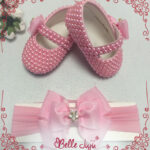 Sapatinho de bebe customizado rosa com pérolas   faixa de laço duplo