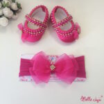 Sapatinho de bebe customizado pink com fita de bebe de laço de organza