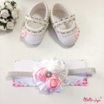 Sapatinho de bebe customizado branco com flores prata e branca e fita de bebe de flores