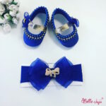 Sapatinho de bebe customizado azul com fita de bebe de laço em organza