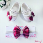 Sapatinho de bebe customizado branco com fita de bebe branco e bordo