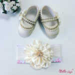 Sapatinho de bebe customizado creme com fita de bebe de flor
